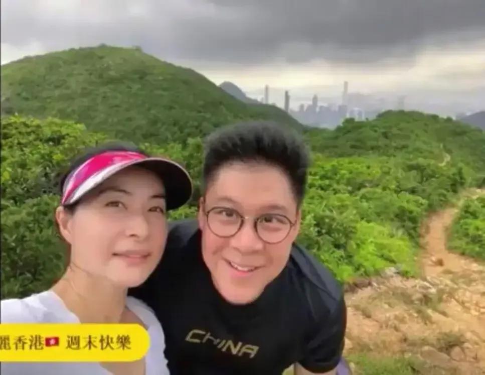 霍启刚|霍启刚夫妇约会看演出甜蜜撒狗粮，郭晶晶依偎在老公肩膀超有爱