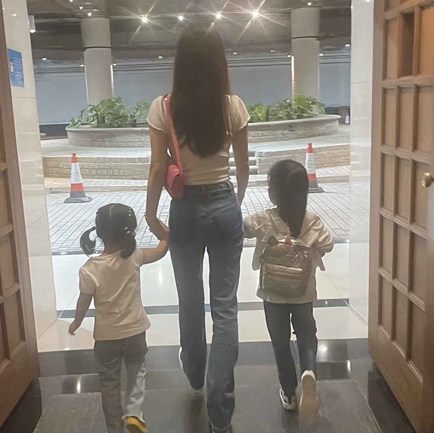 方媛|郭富城携一家出游!方媛穿一万上衣显贵气,俩女儿在草坪开心跑跳