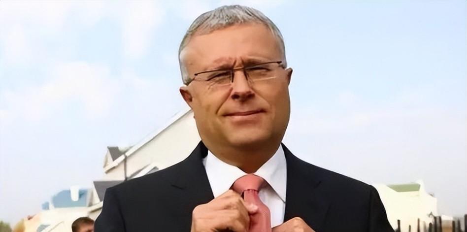 时装周|俄罗斯贵妇埃琳娜：16岁入狱，19岁嫁给救命恩人，生4胎身材苗条