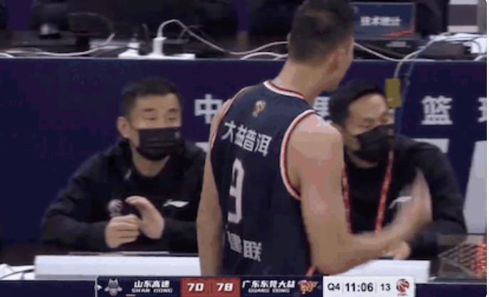 易建联|易建联为何暴怒砸球冲向技术台？眼睛肿的像馒头，谁注意裁判反应