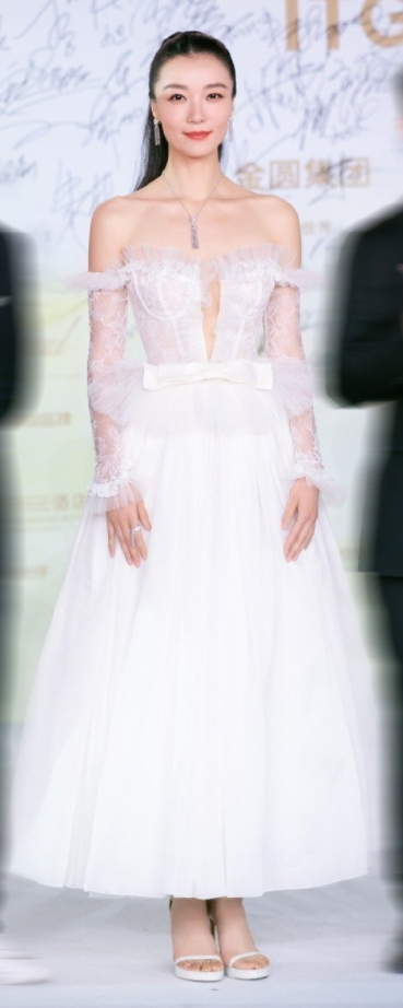 生图|18位女星红毯造型PK,一个比一个内卷,精修图就是漂亮,让人心动