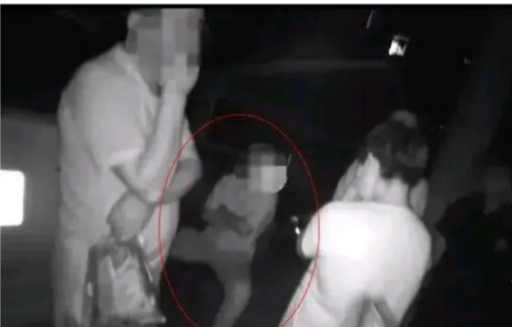浙江杭州,一男子开车回家,发现一辆奔驰车停在道路转弯口处