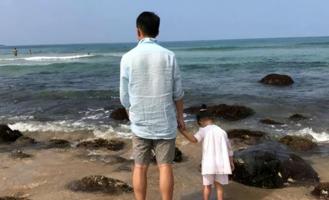 汪小菲|汪小菲深夜罕见晒出旧照，儿子意外出镜，小玥儿鼻子引热议