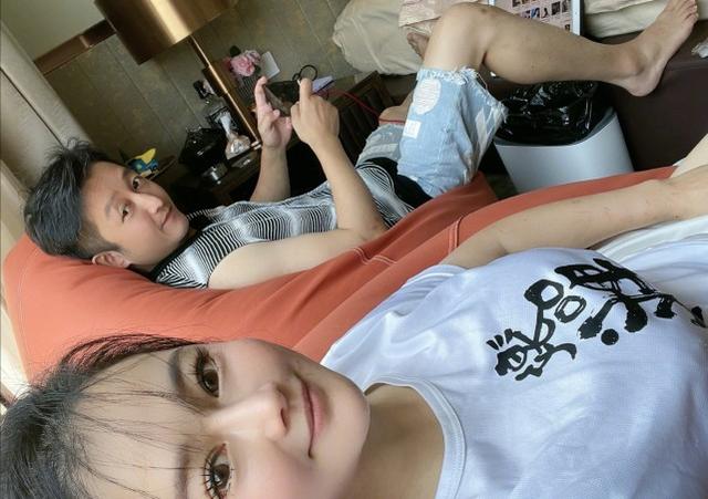冉莹颖|冉莹颖与邹市明甜蜜晒合照，身材纤细如少女，太阳花睫毛惹关注！