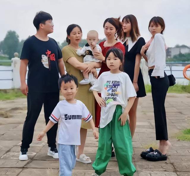 奇奇|田静与儿女昔日画面显温馨，做人要懂感恩，风评反转应先自省