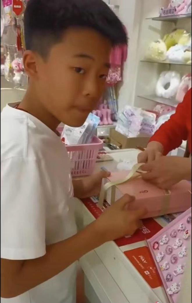 王楠|王楠累到喘气，佩服女儿狠劲：狂练3小时，哥哥为笑笑买生日礼物