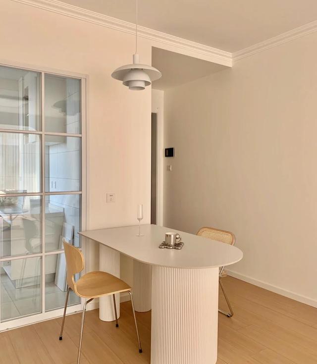 “穷装”为什么越来越流行?看完这个“三无”设计的家,就知道了