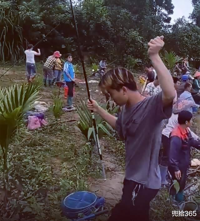 钓鱼|大雨后小河沟成天然黑坑，成百上千的人前来钓鱼，网友：太疯狂了
