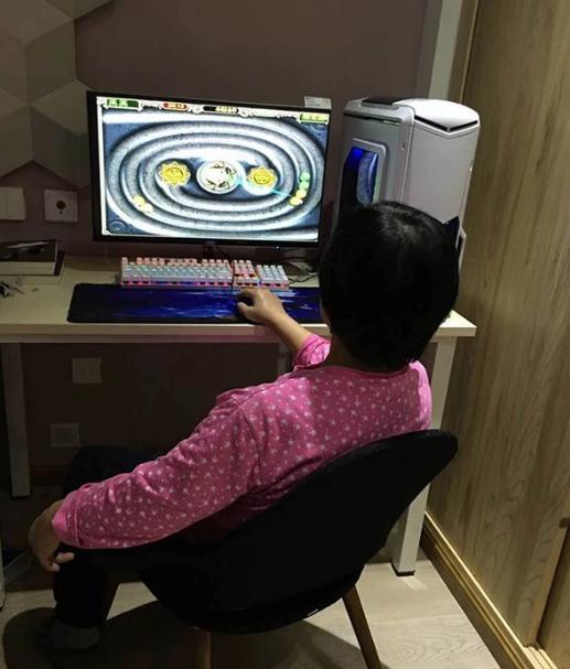 周冬雨晒出自己住的房子,靠墙放了一排高跟鞋,进门都快没空间了