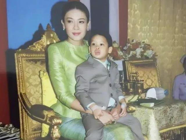 西拉米|西拉米坐上御用黄金座椅,提帮功晒出黑白照,帮衬前储妃抬高段位