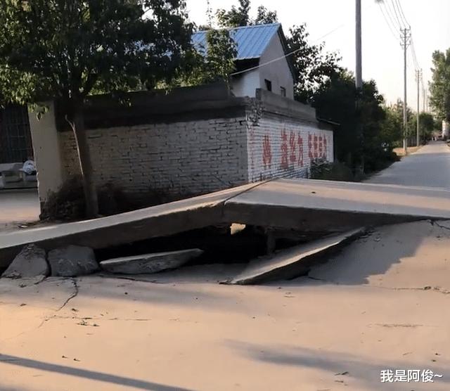 河南多地因高温致水泥路断裂翘起,男子看到路面直呼:地都崩烂了