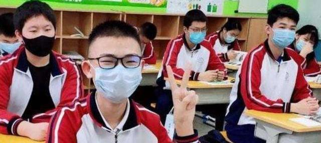 牛奶 初中生的“标准发型”已出炉,女生直呼太丑了,男生形象更阳刚了
