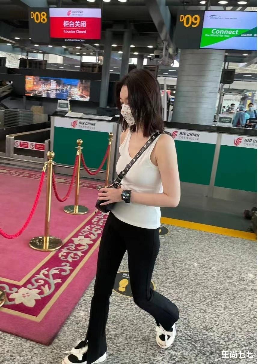 路人镜头下的李小冉，穿小背心紧身裤，身材火辣好得太不真实