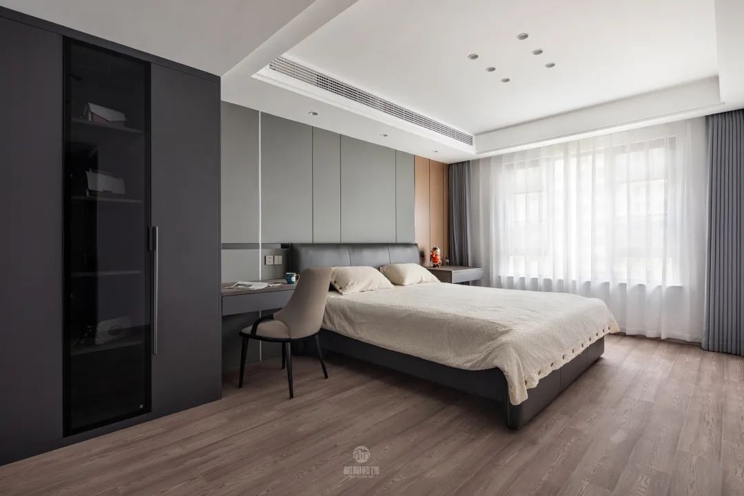 高级都市家：160平米现代风装修，一整面餐边柜设计很出彩