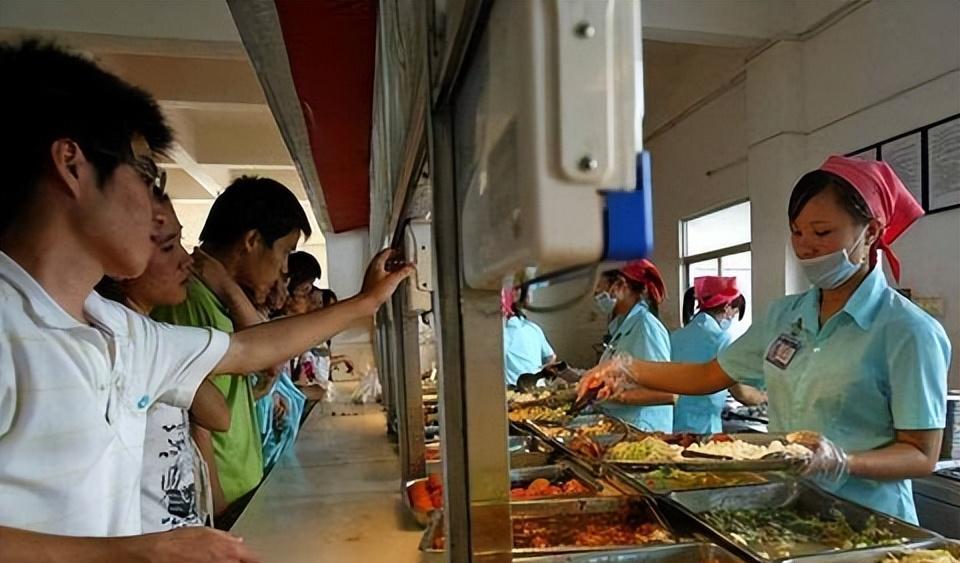 女大学生为生活费和母亲争执,母亲:自己拿手机贷款,网友:过分