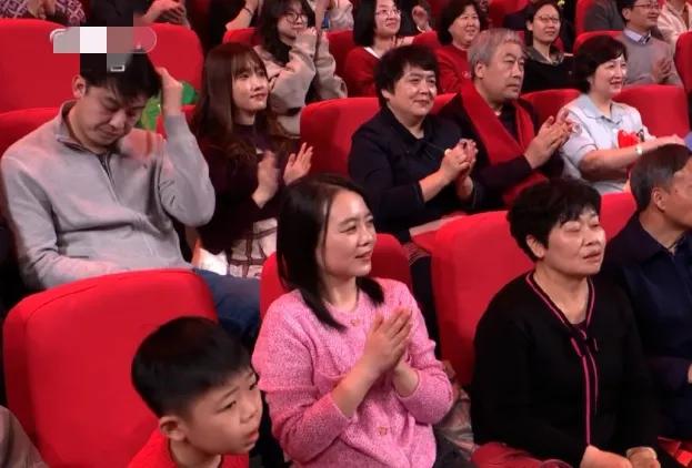 春晚|兔年春晚现场观众神情:挠头抓耳、皱眉头翻白眼,每秒都是表情包