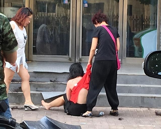 案件:山东一女子勾引富豪,被其原配痛殴后裸跪求饶:再也不敢了
