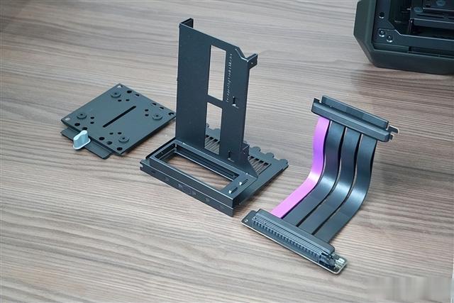 机箱|2999元!酷冷至尊超级机箱HAF 700 EVO图赏:自带显示屏