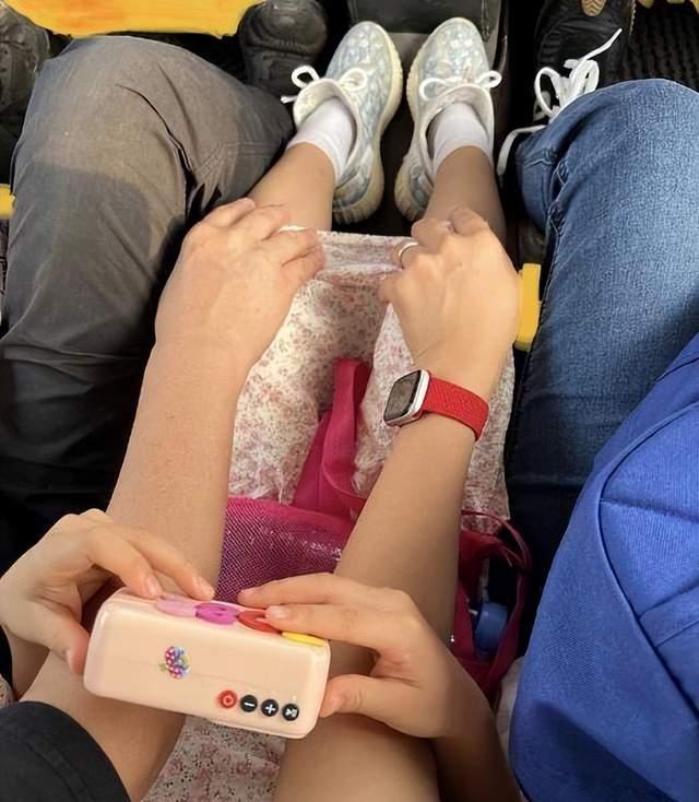 汤唯|汤唯晒一家三口合照,女儿坐中间挽爸妈手臂显温馨,力破离婚传闻