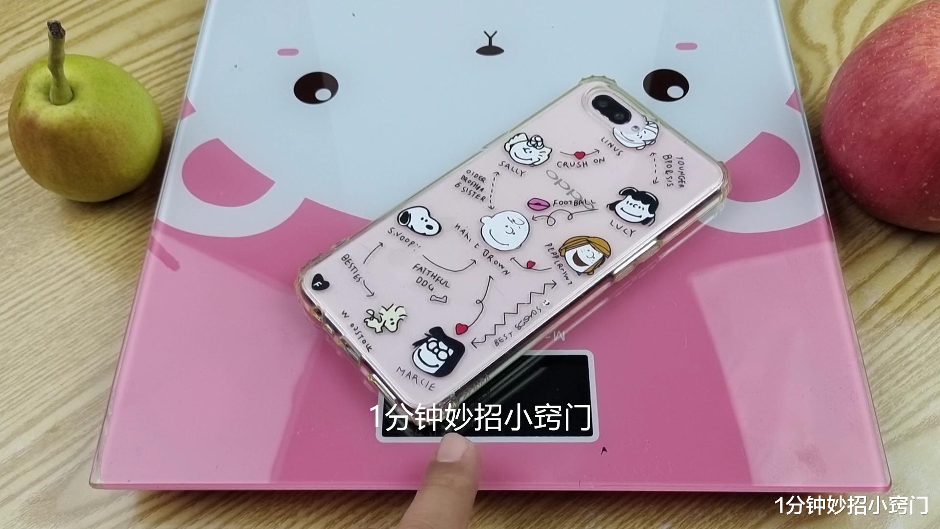 路边摆摊卖东西最怕你把手机放在秤上,为什么?只有同行最清楚