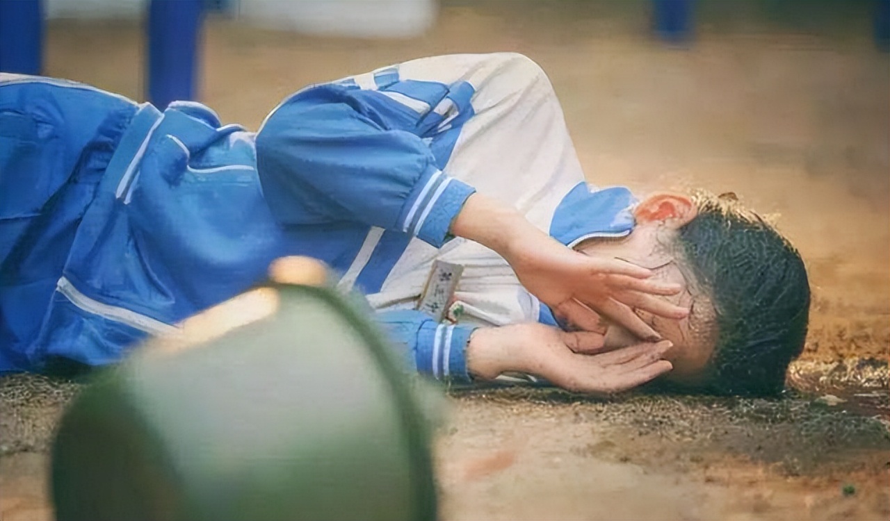 孙子被同学“霸凌”,奶奶当众下跪:若不是走投无路,又怎会如此