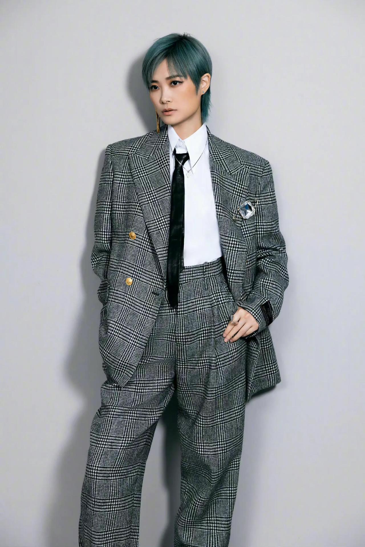 李宇春|红毯:花尽心思百花争艳 却终究被这两个假小子成功突围了