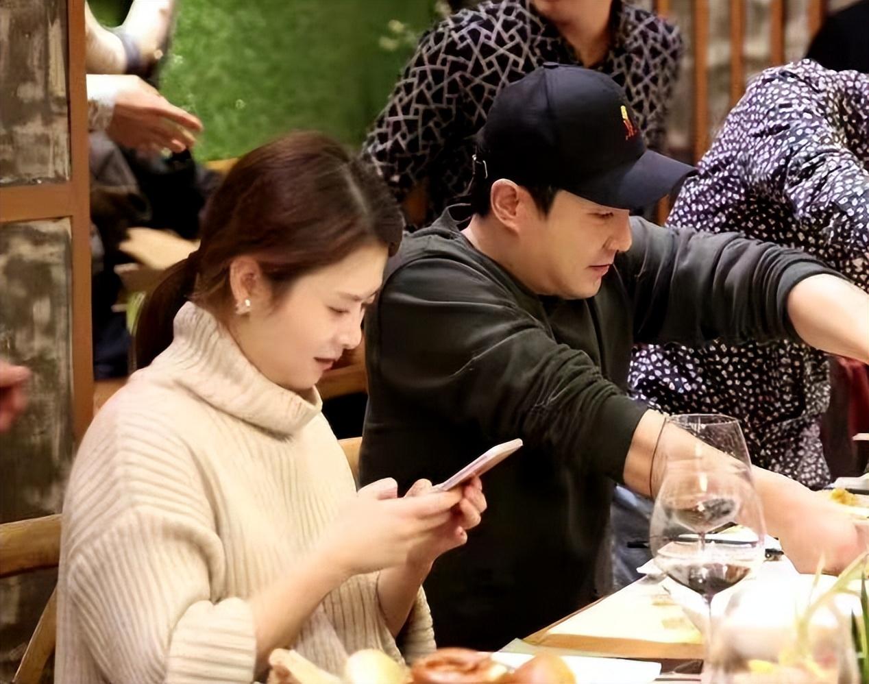 沈腾|沈腾带老婆参加婚礼,夫妻穿情侣装秀恩爱,以行动反击婚变传言