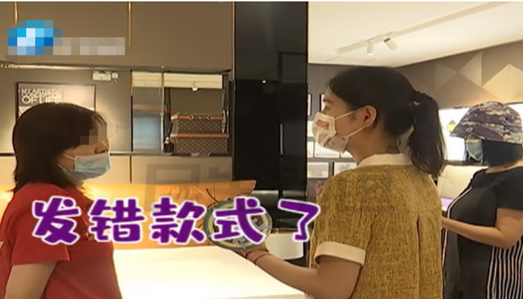 河南郑州,一名女子去商场买床,她看中了一个软包床,当时花5000元定了下来
