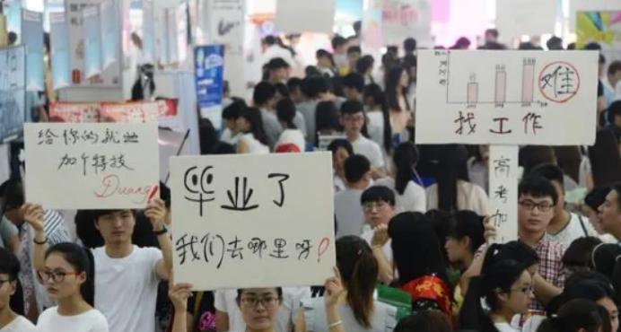 大衣|“面试像在施舍”，985硕士哭诉找不到工作，却忽视学历背后真相