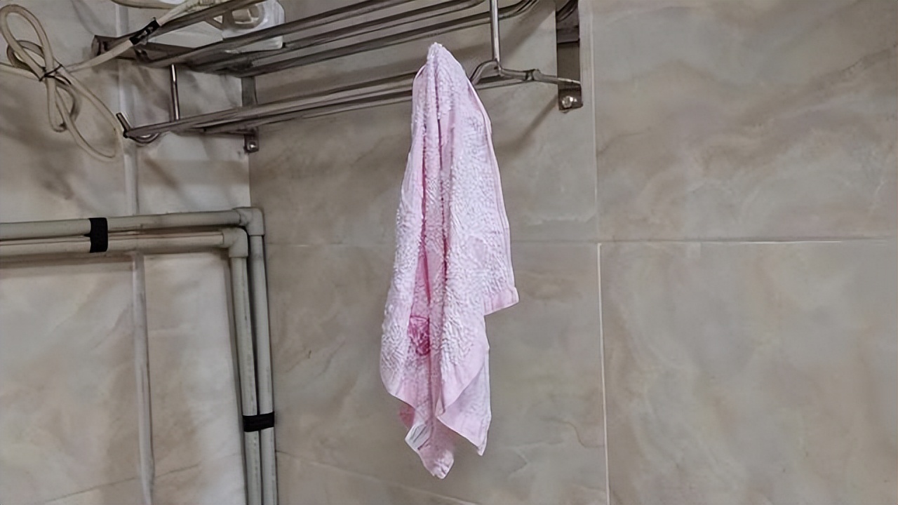 马桶上别挂毛巾架了!瞧瞧年轻人的做法,太先进了,给大家晒晒