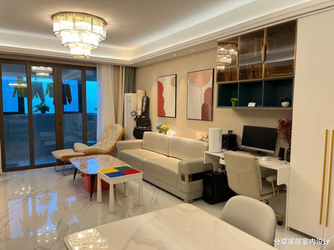 她家入住一个月后的新房,室内整洁干净很舒适,设计柜子很实用!