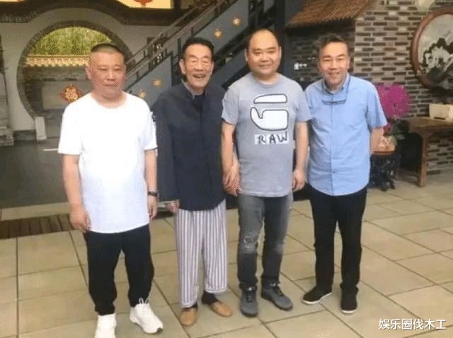 郭德纲|郭德纲独自探望90岁杨少华，低头弯腰态度谦卑，杨议只剩吞云吐雾