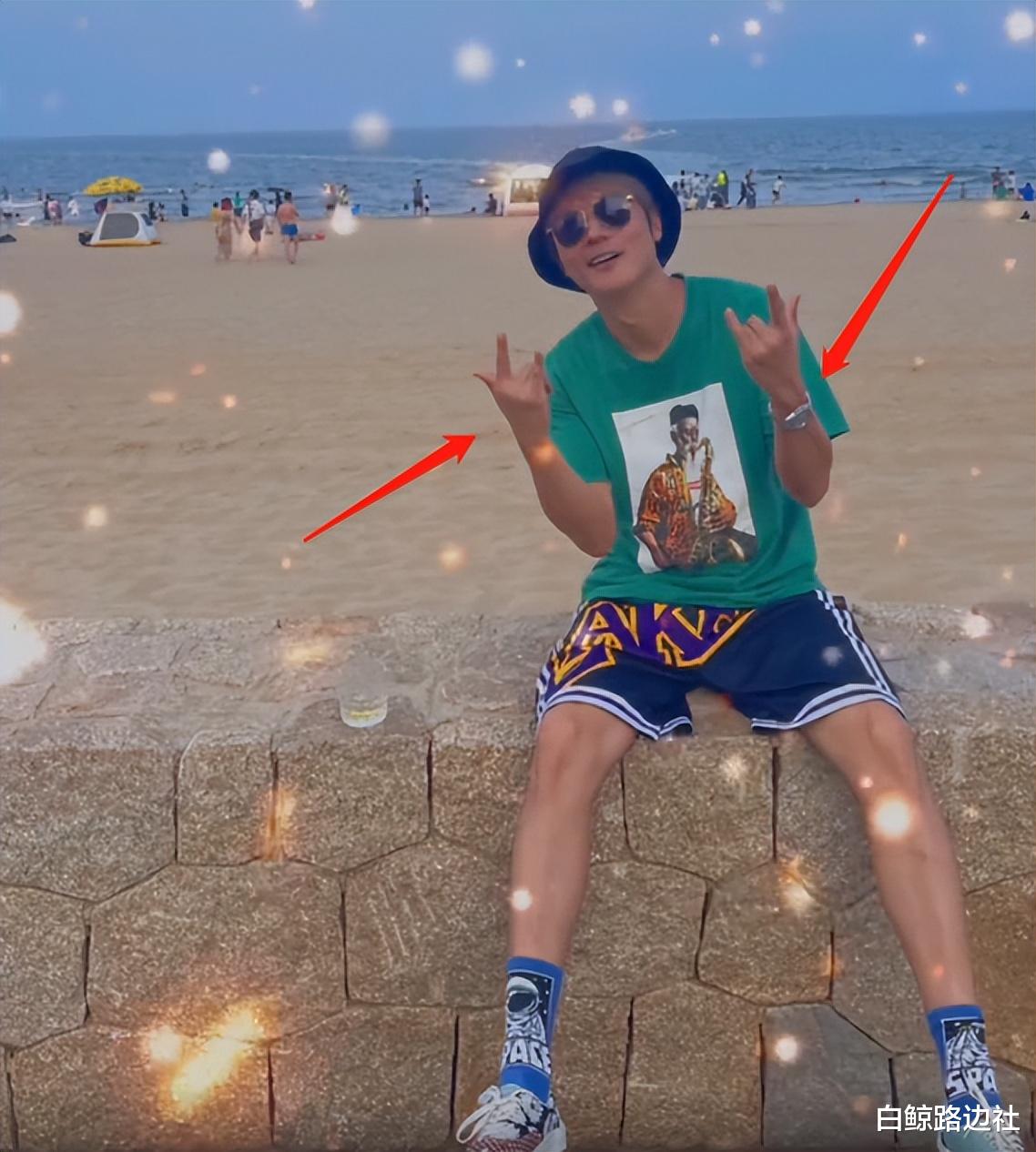 洪欣|洪欣夫妇带8岁女儿逛街被遇！51岁素颜显老态，和张丹峰一路热聊