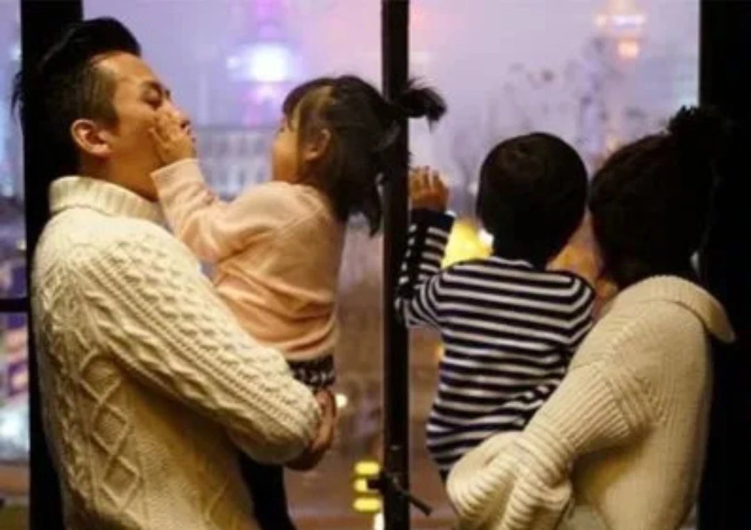 邓超|邓超孙俪夫妻合体现身女儿学校观看表演，中途两人歪头交谈很有爱