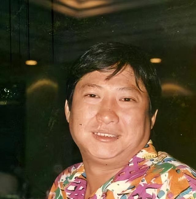 洪金宝|71岁洪金宝随家人去摘草莓全程坐轮椅,头发全白身形消瘦不少