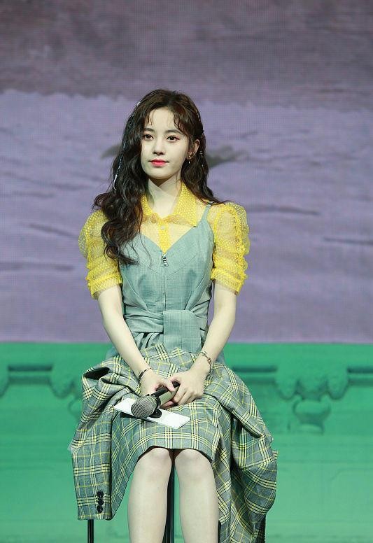 泡泡袖|别看鞠婧祎个子不高,但长得真挺甜,穿泡泡袖好像18岁