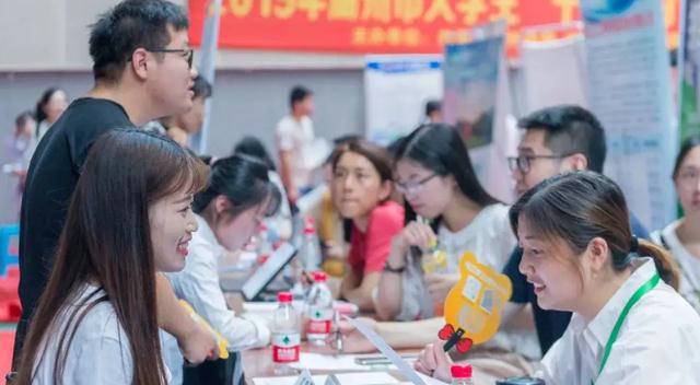 要求双休就是想当小三?女大学生找工作,被奇葩HR怼到失眠