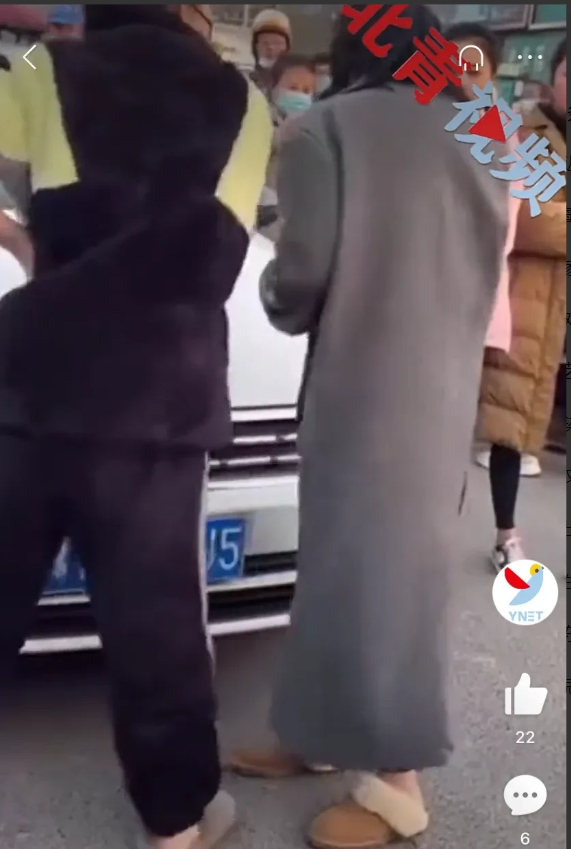 河南,一女子当街拦住另一名女子,随后怒气冲冲扇打其耳光,撕扯其衣服,还剪断其头发