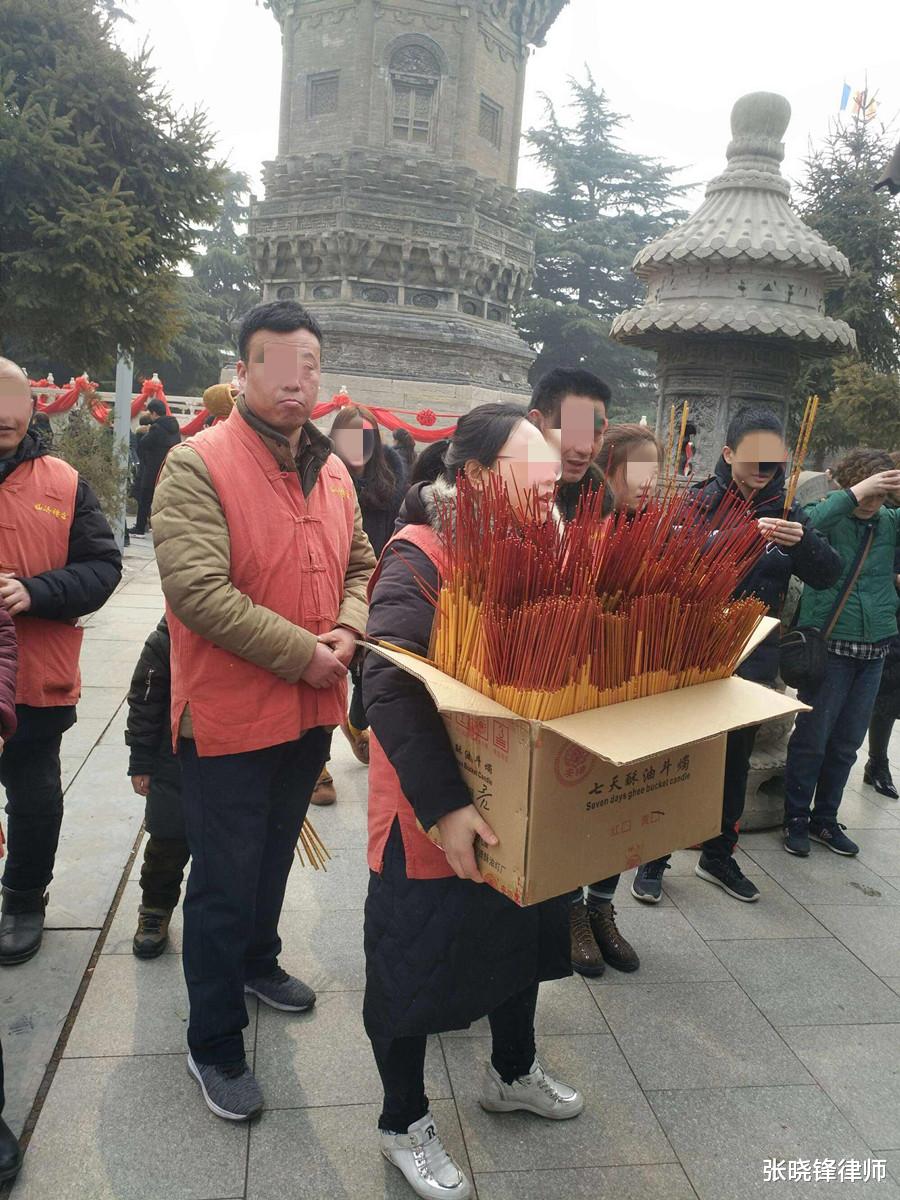 案例:和尚带新尼姑入庙,被人揭穿是小姐,众人:怪不得眼熟
