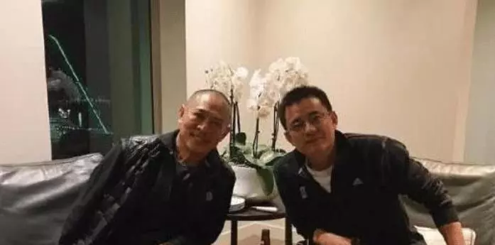 李连杰|55岁李连杰和亲哥李连胜罕见合影，两人就像一个模子刻出来的