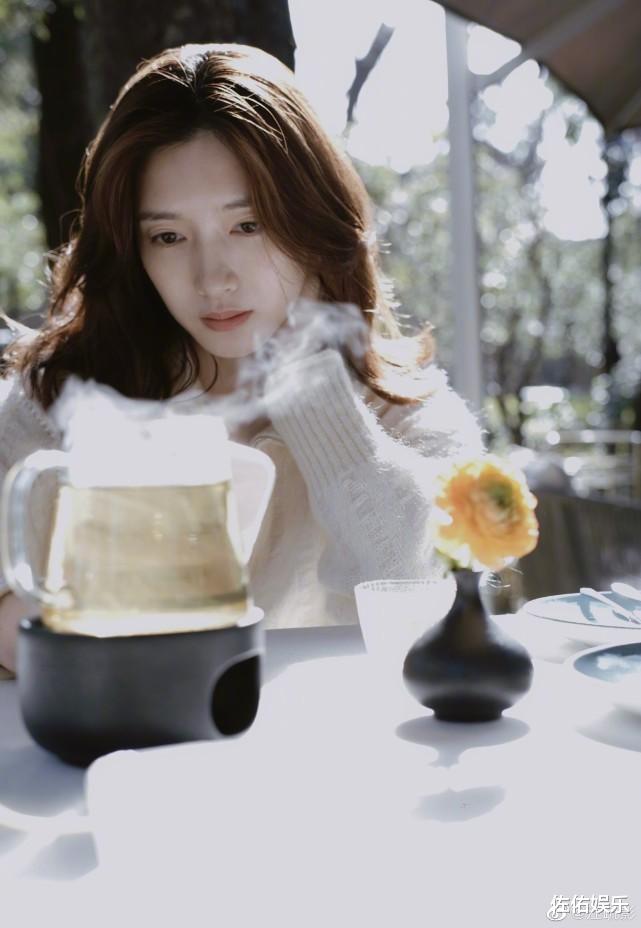 江疏影|江疏影午后自拍好温柔，笑容甜美超治愈，身材窈窕惹人羡