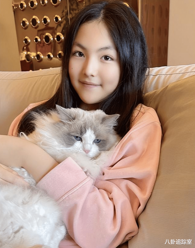 王诗龄|李湘王诗龄看展，穿万元套装飞法国，女儿与路人对话打破名媛印象