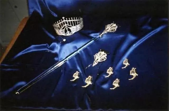 香港小姐|“风光不再”的港姐窘况：有人抵押皇冠还巨债，还有人菜市场摆摊