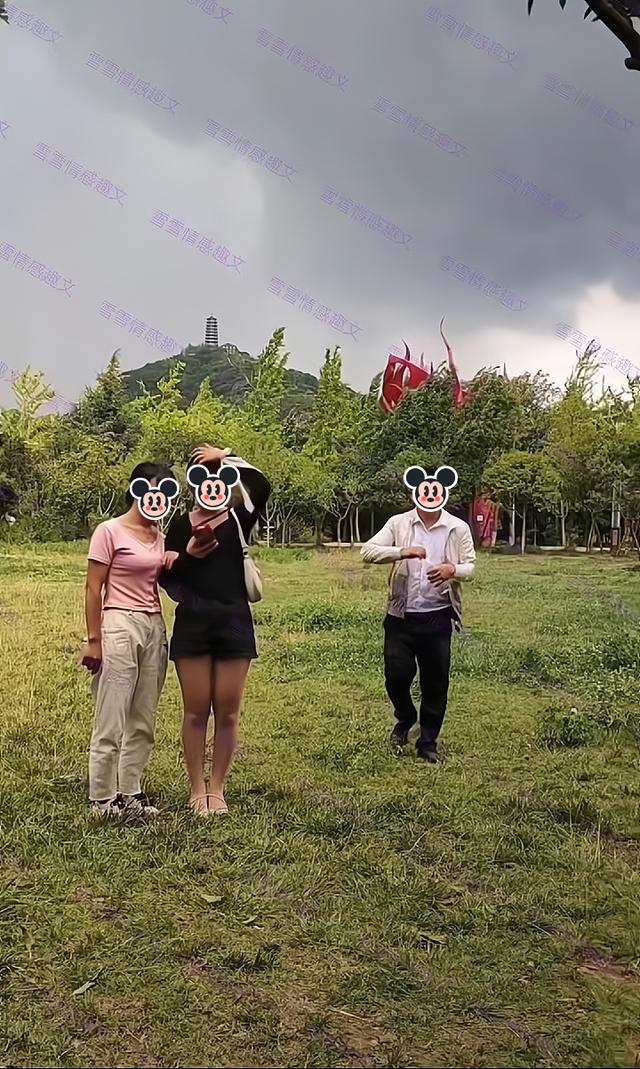 女子朝路过的大叔吹口哨,大叔回头看她没看路,撞树之后摔倒在地