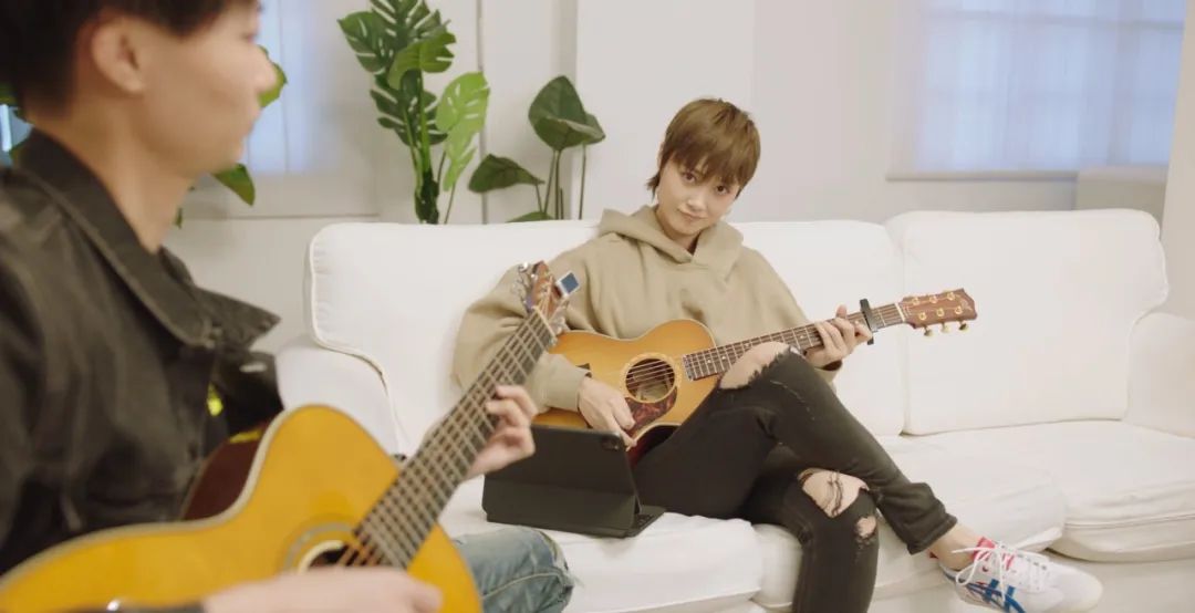 吴磊|没背景的“假小子”李宇春，到底是怎么成为“顶流女王”的？