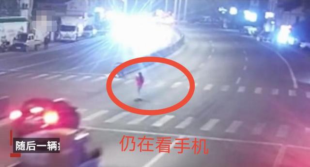 浙江一女子过马路看手机，被疾驰而来小车撞飞，不幸身亡