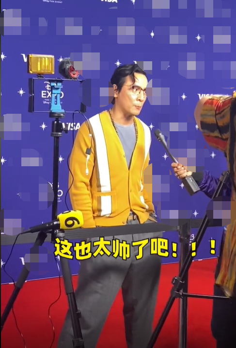 吴彦祖|吴彦祖在国外参加活动！戴一串佛珠打扮儒雅，发际线太高脑门光亮