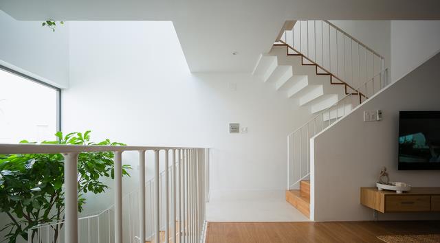 利用天井设计楼梯做室内花园,丝毫不输有院子的别墅,真羡慕!