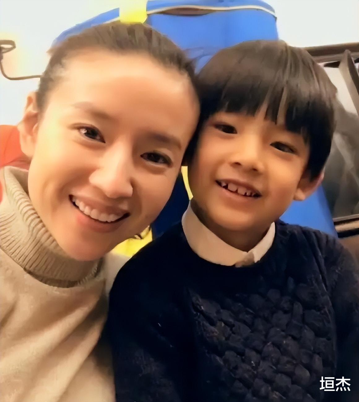 董洁|“畸形母爱”董洁:喊儿子爸爸,拍亲密婚纱照,把儿子当老公养?