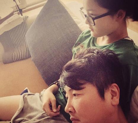 孙楠|带你参观孙楠住的豪宅，如今喜欢养生了，在家喝茶享受生活